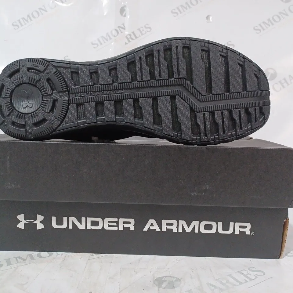 BOXED PAIR OF UNDER ARMOUR TRAINERS IN BLACK UK SIZE 10