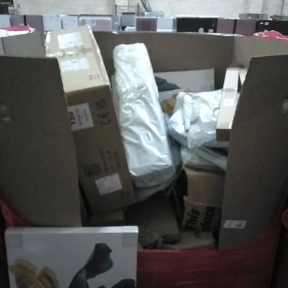 PALLET OF ASSORTED ITEMS TO INCLUDE: VENCASSO SET, GOLF TRAINING NET, BLACK OFFICE CHAIR, BATH MATT, SETS OF WALL ART ETC