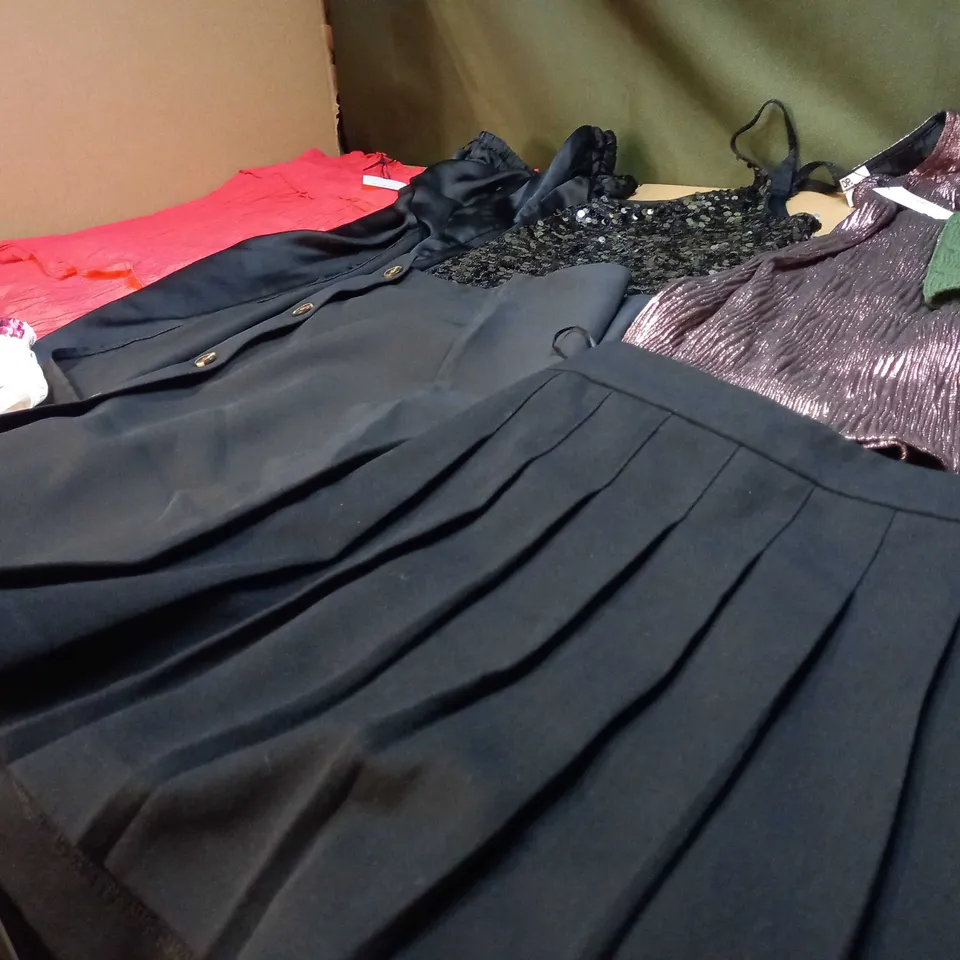 LOT OF APPROX 20 ASSORTED CLOTHING ITEMS VARYING IN SIZE/COLOUR/STYLE TO INCLUDE: TROUSERS, SKIRTS, TOPS