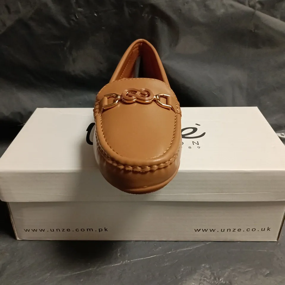 BOXED PAIR OF UNZE SHOES IN LIGHT BROWN SIZE UK 5