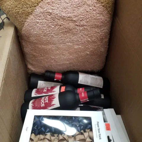 PALLET CONTAINING ASSORTED BRAND NEW PRODUCTS INCLUDING DESK CLOCKS, PASSPORT HOLDERS, LUGGAGE TAGS, CAPS, CUSHIONS, BOTTLE OPENER SETS & PAPER BOW PACKS