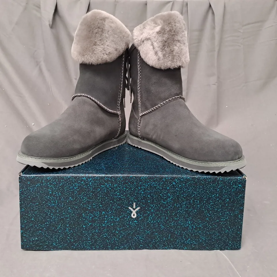 BOXED PAIR OF EMU AUSTRALIA BIRDWOOD BOOTS IN DARK GREY UK SIZE 6