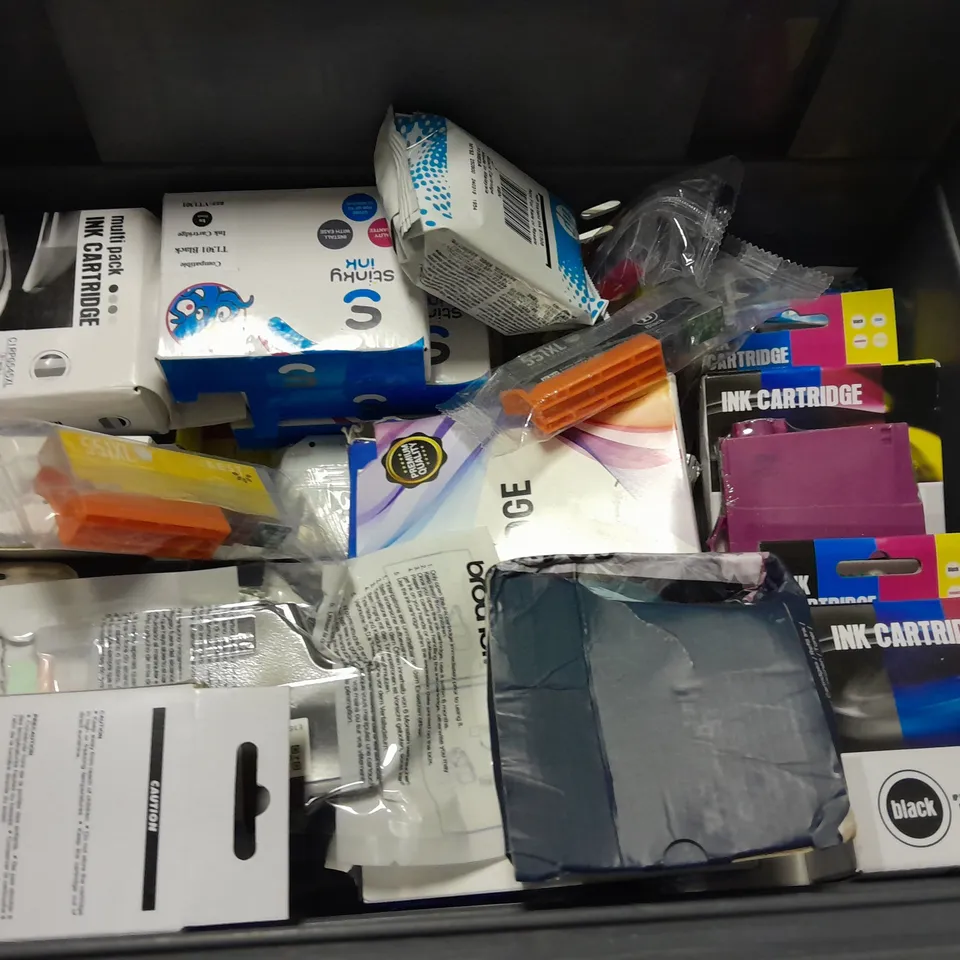 LOT OF ASSORTED PRINTER INK CARTRIDGES TO INCLUDE HP, SMART INK AND BROTHER