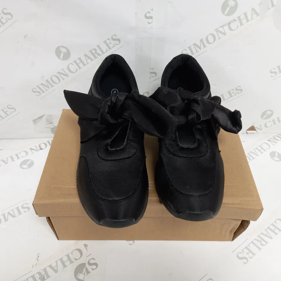 APPROXIMATELY 12 BOXED PAIRS OF BOW LACE TRAINERS IN SIZES 3, 4, 5, 6, 7, 8