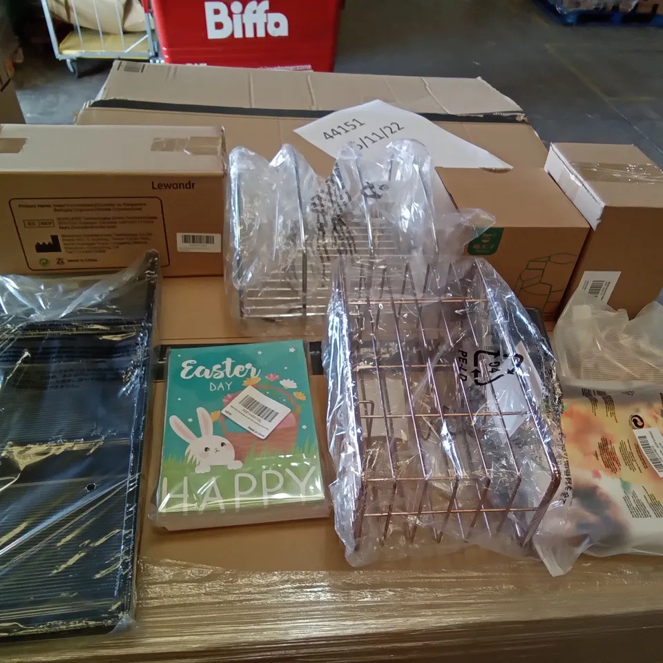 PALLET OF ASSORTED ITEMS INCLUDING M-DESIGN SEASONING AND SPICE RACK, EASTER COLOURING BOOKS FOR KIDS, M-DESIGN HAIR CARE HOLDER, LEWONDR TRAPEZOIDAL ELECTROPLATED GLASS VASE, MENS MULTIVITAMINS