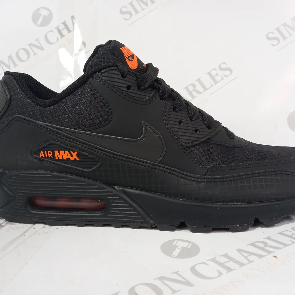 BOXED PAIR OF NIKE AIR MAX SHOES IN BLACK/ORANGE UK SIZE 8