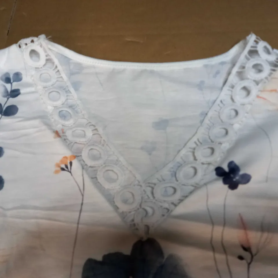WHITE FLORAL LONG SLEEVED TOP 