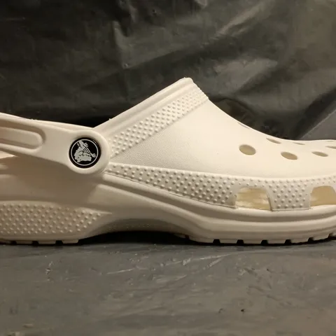 PAIR OF CROCS CLASSIC CLOGS IN WHITE SIZE M7/W9
