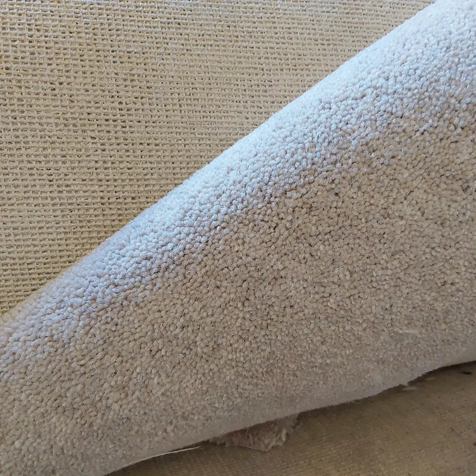 ROLL OF QUALITY TUDOR TWIST REGAL LINEN CARPET APPROXIMATELY 5M × 10.7M