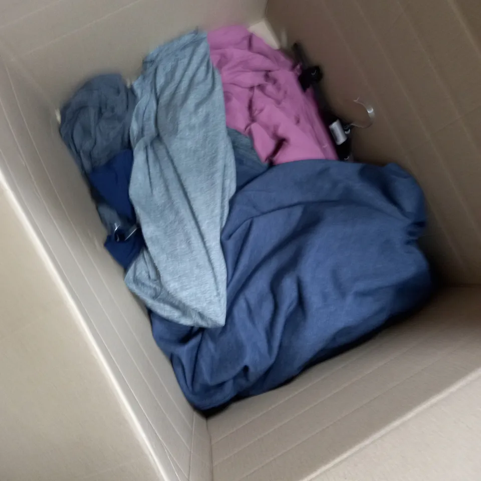 BOX OF ASSORTED CLOTHES APPROXIMATELY 10 TO INCLUDE JACKETS, JUMPERS, T-SHIRTS ETC 