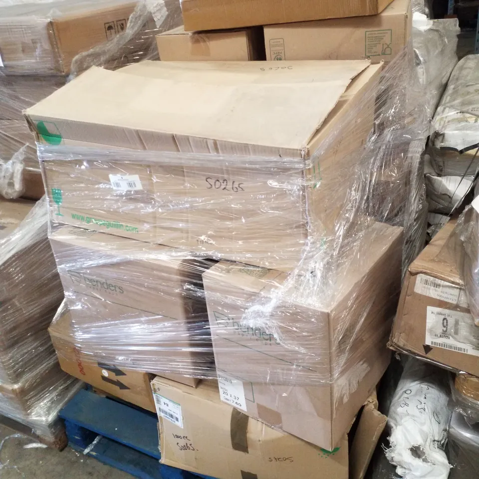 PALLET CONTAINING LARGE QUANTITY OF CLEAR PLASTIC RECTANGULAR CONTAINERS & LIDS