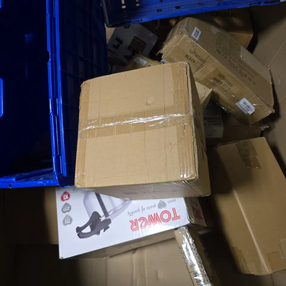PALLET OF APPROXIMATELY 12 ASSORTED BROKEN ITEMS TO INCLUDE - LAVA LAMP , KEN HOM CLEAVER , TAOCOCO 3 SEATER COVER ETC - COLLECTION ONLY 