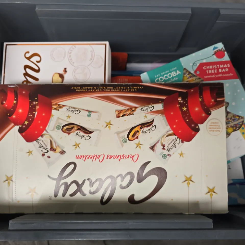 APPROXIMATELY 12 ASSORTED FOOD & DRINK ITEMS TO INCLUDE GALAXY CHRISTMAS COLLECTION, GRIND SMOOTH BARISTA BLEND, LINDT LINDOR, ETC - COLLECTION ONLY