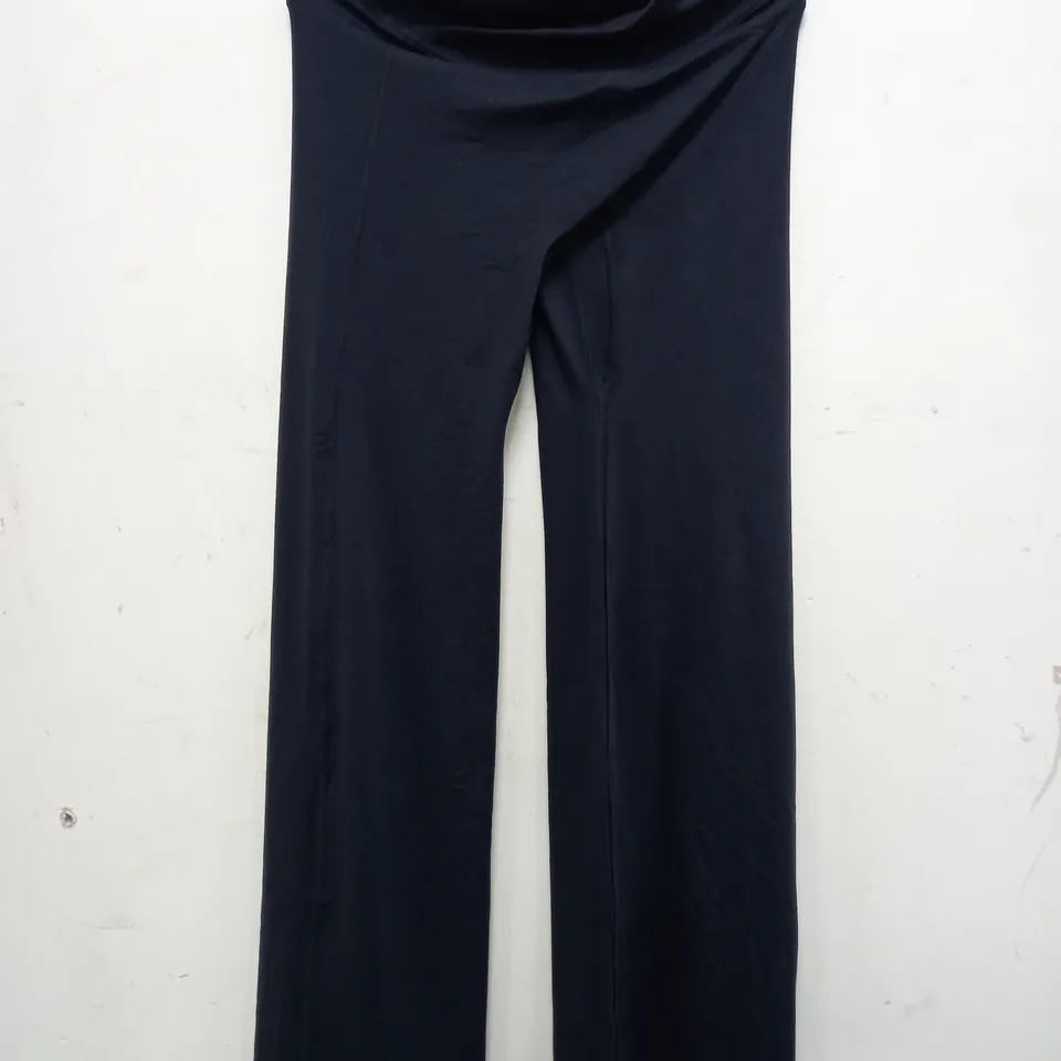 GYMSHARK CROSSOVER FLARED LEGGINGS TALL IN BLACK - MEDIUM