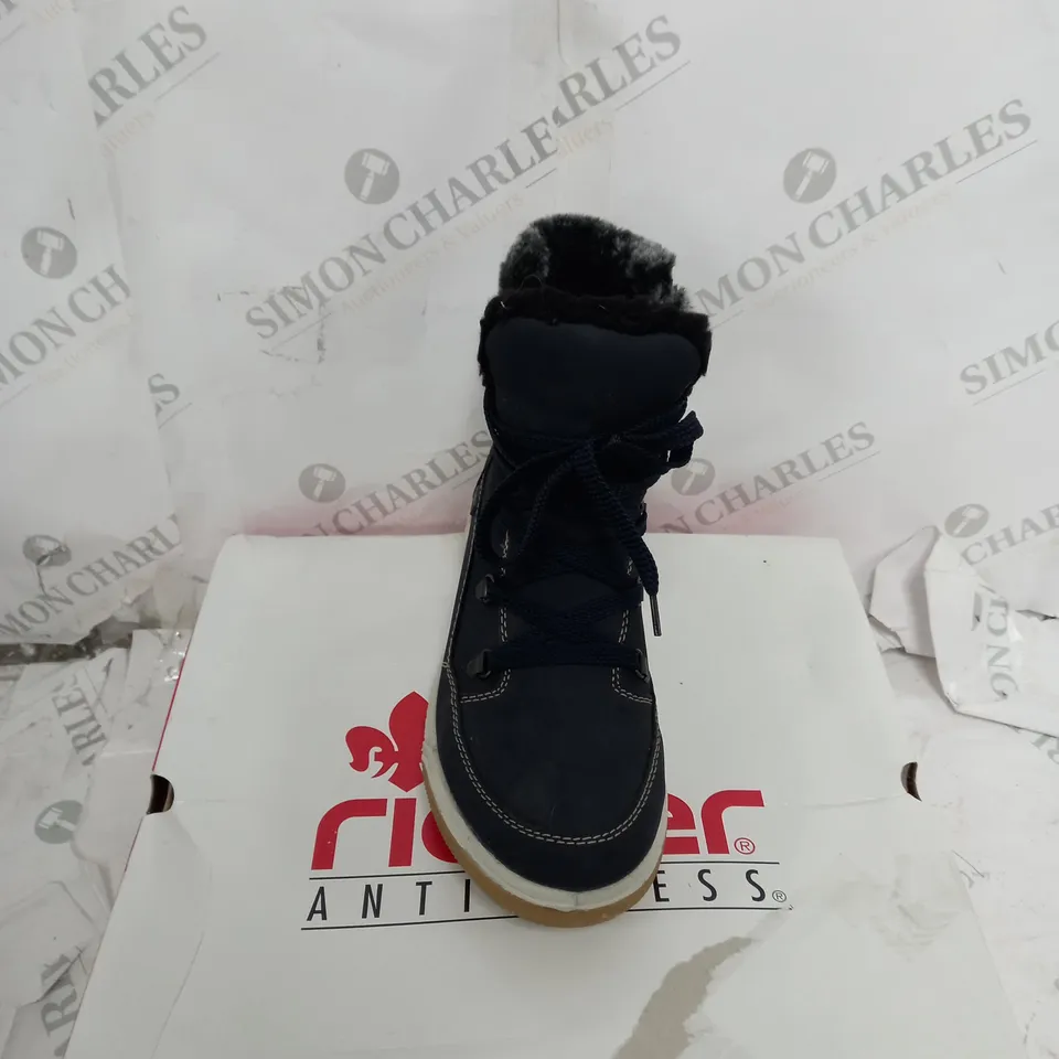 BOXED PAIR OF RIEKER WATER RESISTANT WARM HIKER BOOTS, NAVY - SIZE 5