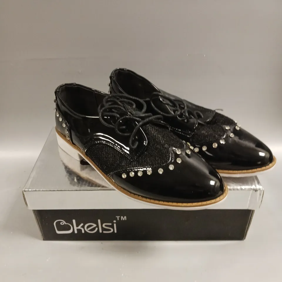 BOXED PAIR OF KELSI LACED SEQUINED SHOES IN BLACK - 3