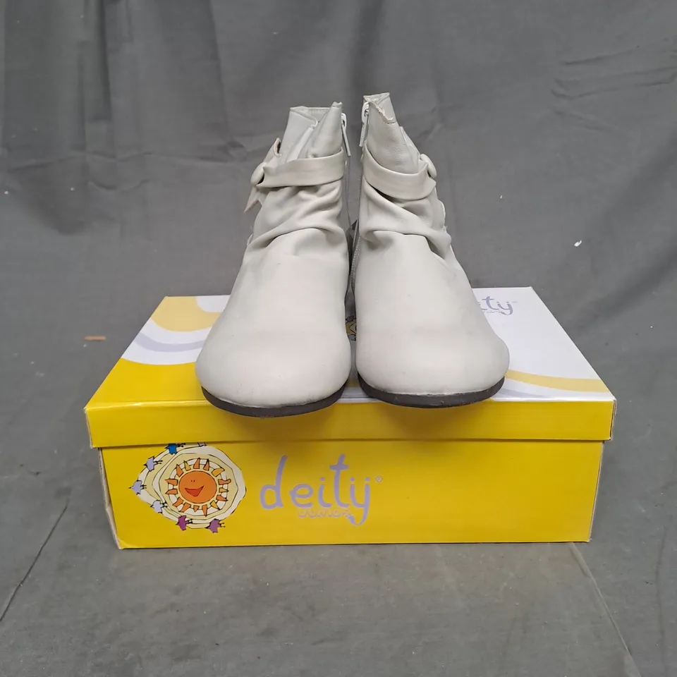 BOXED LOT OF 16 PAIRS OF LADIES SHOES. VARIOUS SIZES