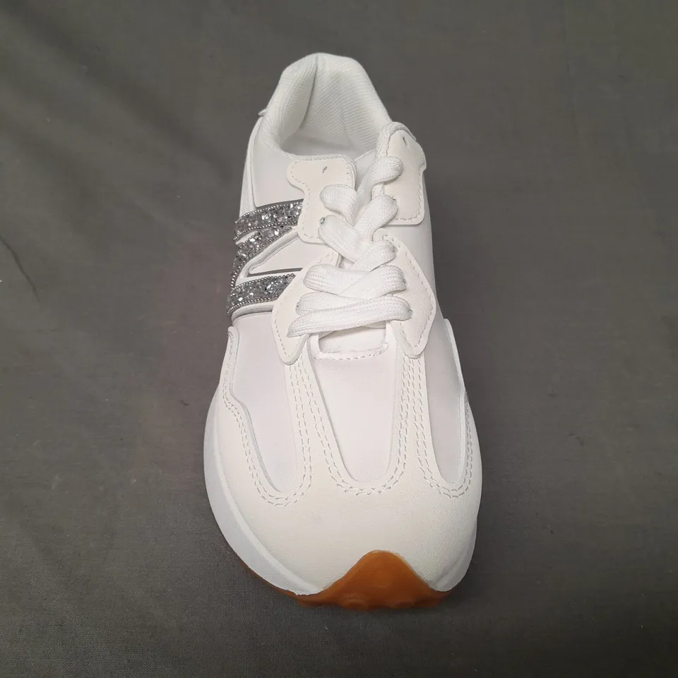 BOXED PAIR OF NEW BALANCE SHOES IN WHITE W. JEWEL EFFECT DETAIL EU SIZE 38