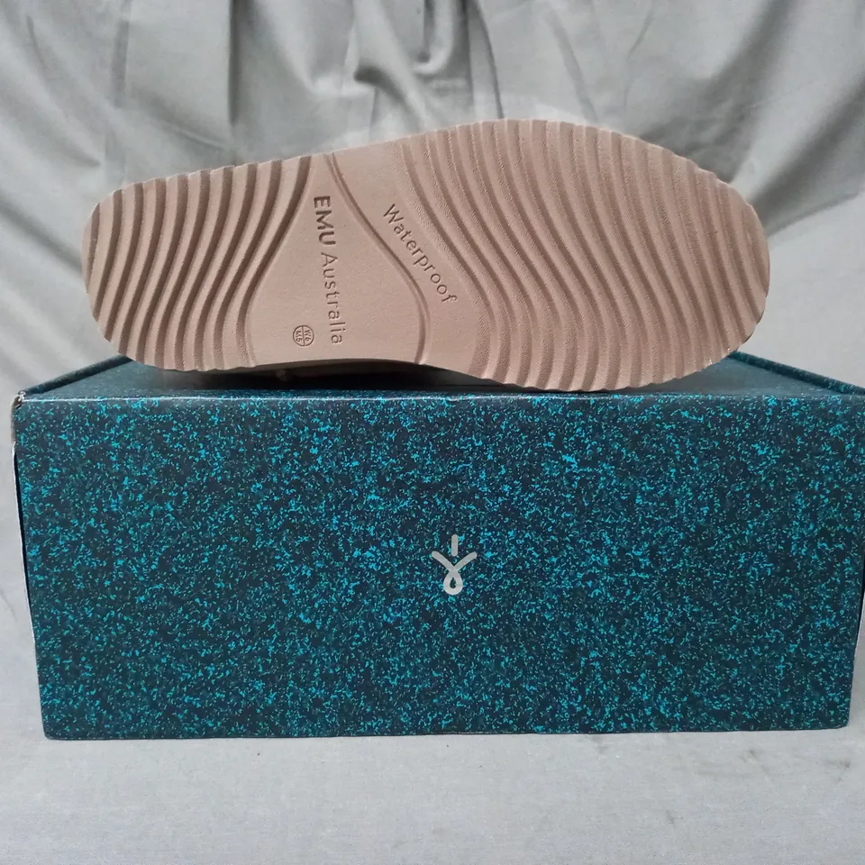 BOXED PAIR OF EMU AUSTRALIA BOOTS IN MUSHROOM SIZE 4