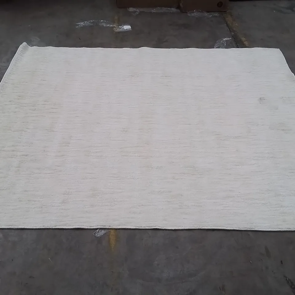 QUALITY DESIGNER AREA RUG // APPROX SIZE: 180 X 230 cm