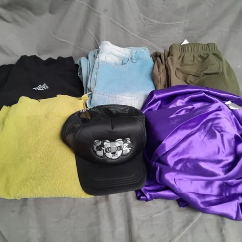 APPROXIMATELY 20 ASSORTED CLOTHING ITEMS IN VARIOUS SIZES AND STYLES TO INCLUDE - JEANS, TSHIRT, DRESS, ETC