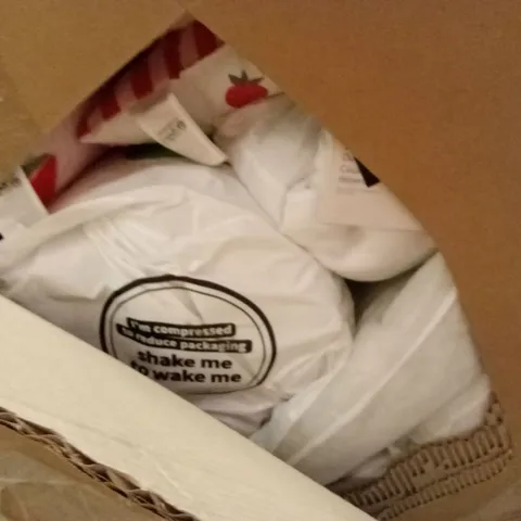 PALLET CONTAINING A LARGE QUANTITY OF BEDDING PRODUCTS AND CUSHIONS