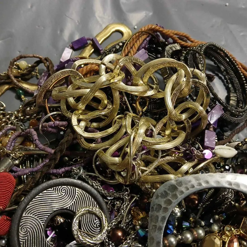 LOT OF ASSORTED JEWELLERY ITEMS