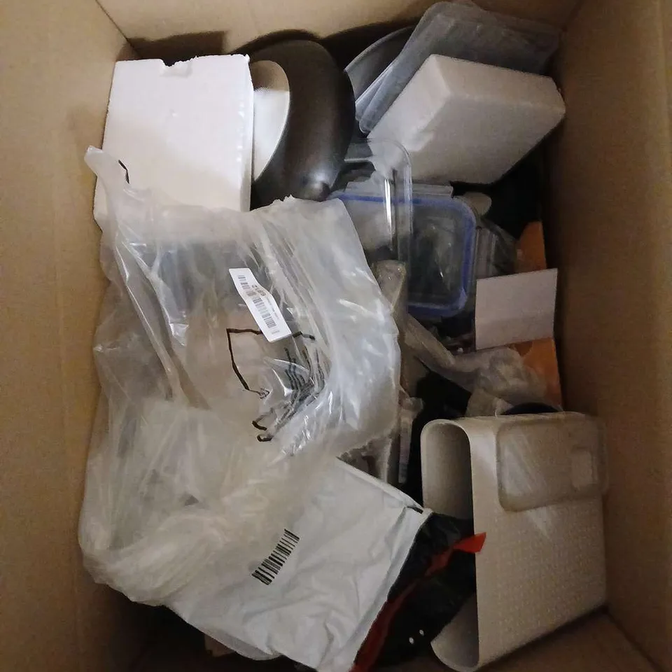 APPROXIMATELY 10 ASSORTED HOUSEHOLD PRODUCTS TO INCLUDE CHILDRENS PLATE SET, STORAGE DRAWS, TOILET BRUSH ETC