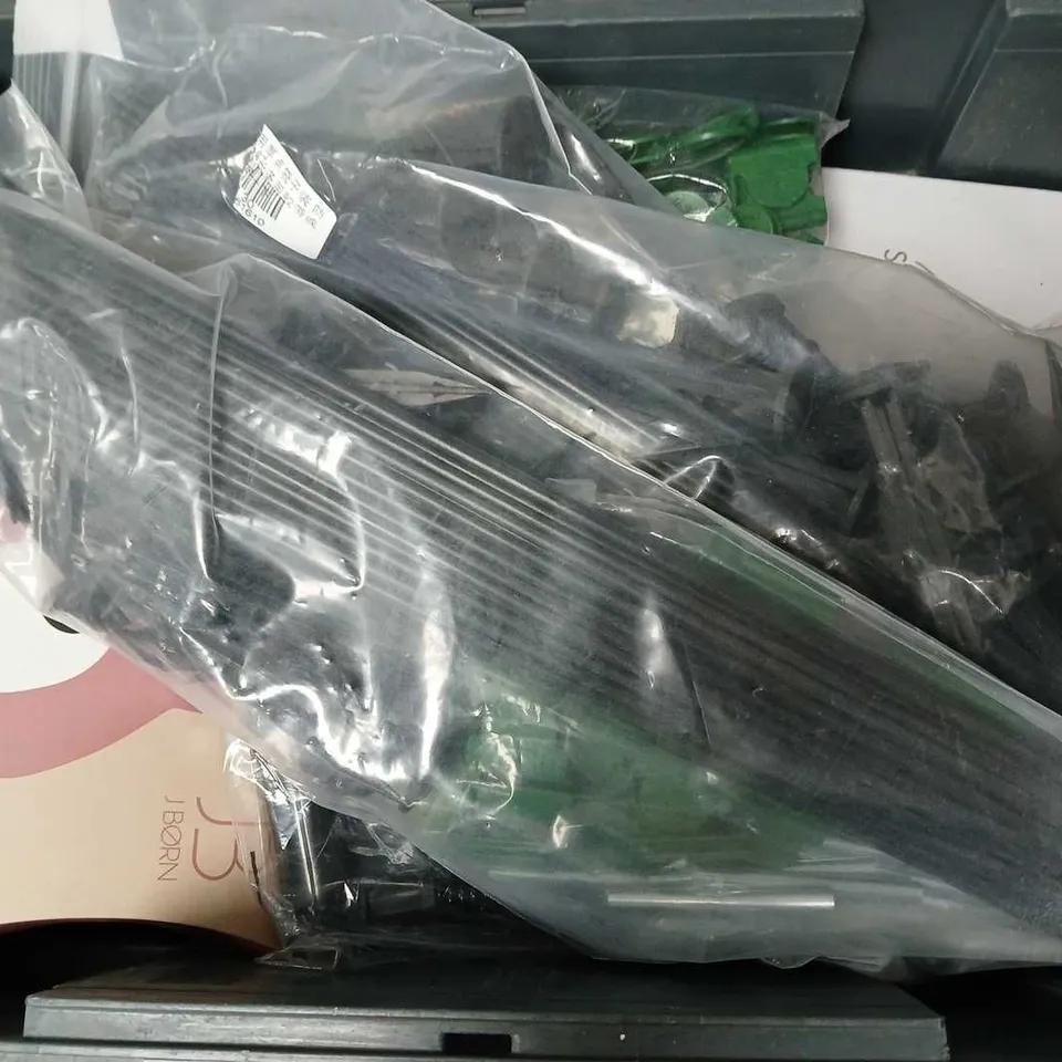 APPROXIMATELY 12 ASSORTED HOUSEHOLD ITEMS TO INCLUDE BRUSH MARKERS, PHOTO FRAMES, ALCOVE BLACK BRACKET, ETC