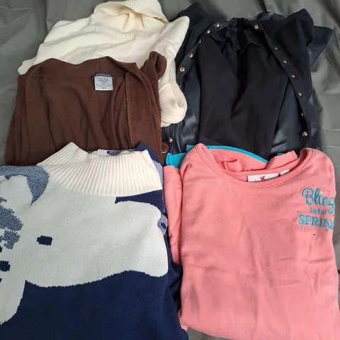 BOX OF APPROX 15 ASSORTED CLOTHING ITEMS TO INCLUDE - JUMPERS, CARDIGAN, JACKET ETC