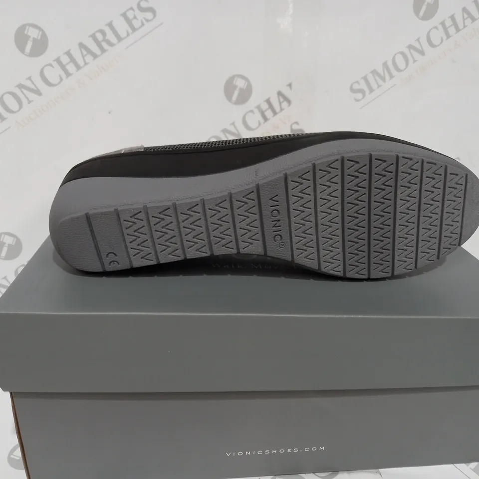 BOXED VIONIC JACEY SLIP-ON SHOES IN GREY SIZE 6