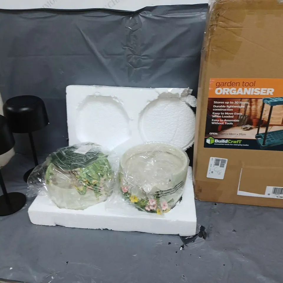 CAGE OF APPROXIMATELY 8 ASSORTED HOUSEHOLD ITEMS TO INLCUDE GARDEN TOOL ORGANISER, DUAL SOLAR LAMP IN BLACK, AND FLOWER PANTERS ETC.