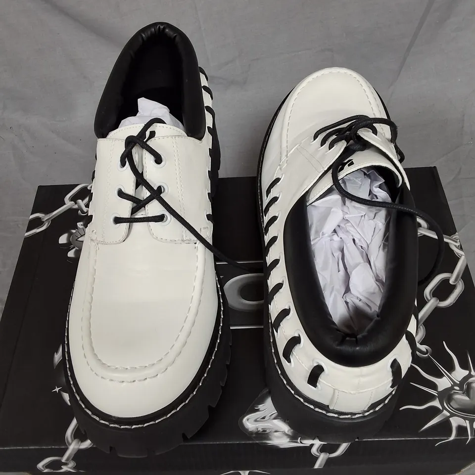 BOXED KOI TENAR MENS BOAT SHOES IN CREAM - UK 10