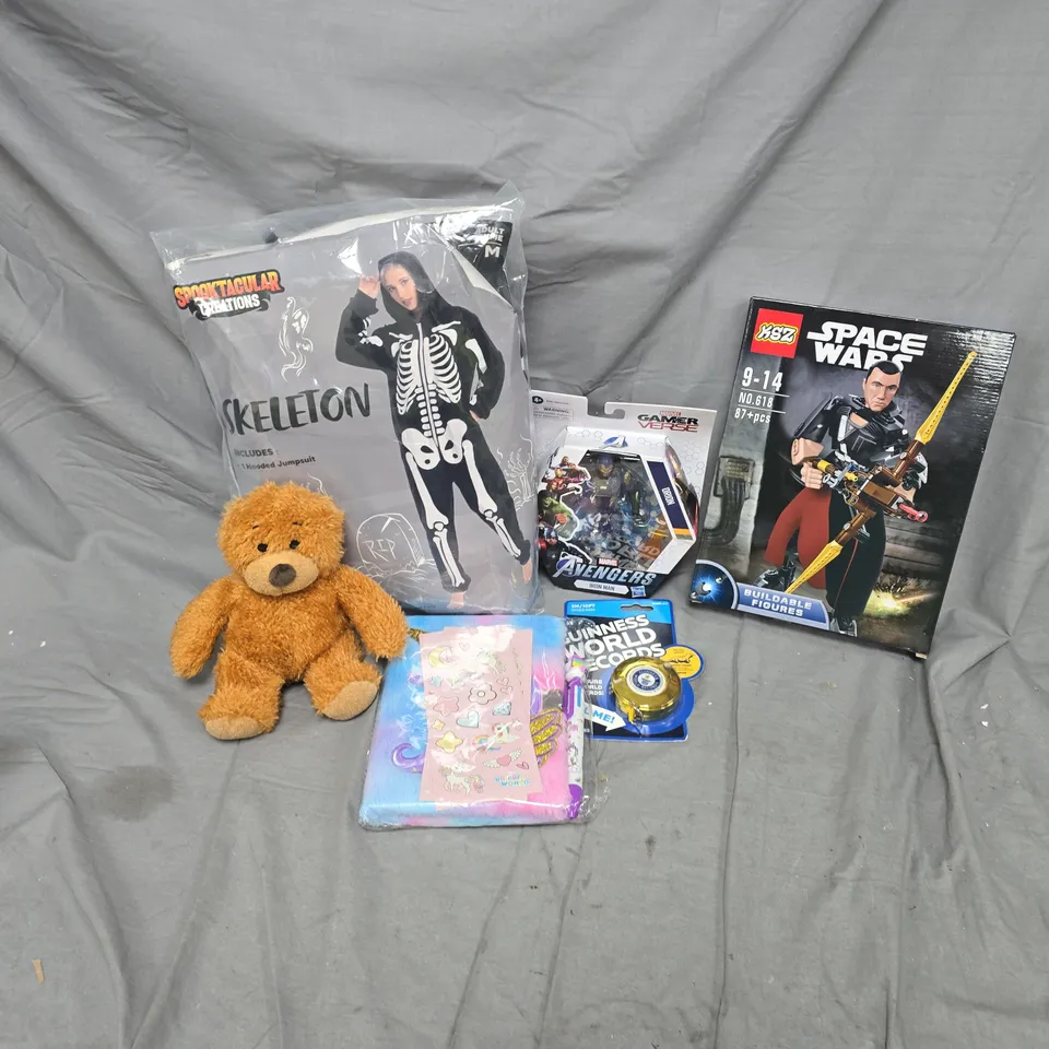 APPROXIMATELY 20 ASSORTED TOYS, GAMES, GIFTS AND NOVELTIES TO INCLUDE SKELETON OUTFIT, MARVEL AVENGERS IRON MAN TOY, GUINNESS WORLD RECORDS TAPE MEASURE, ETC - COLLECTION ONLY