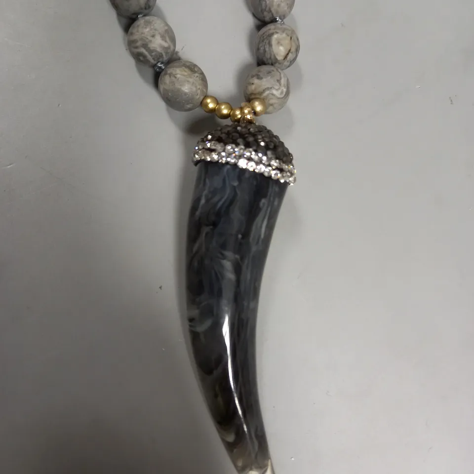 BRAND NEW BROWN PEPPER HANDBAGS PEARLED SHARK TOOTH NECKLACE 