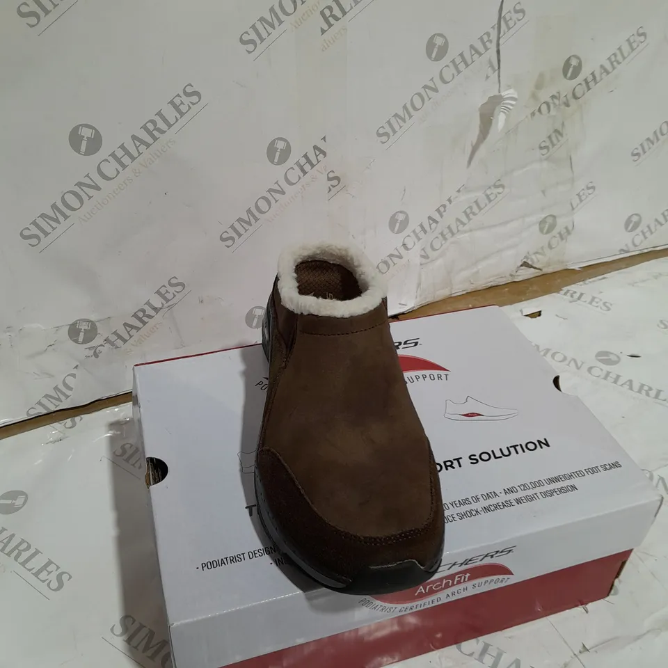 BOXED SKETCHERS ARCHFIT BROWN SHOES SIZE 9