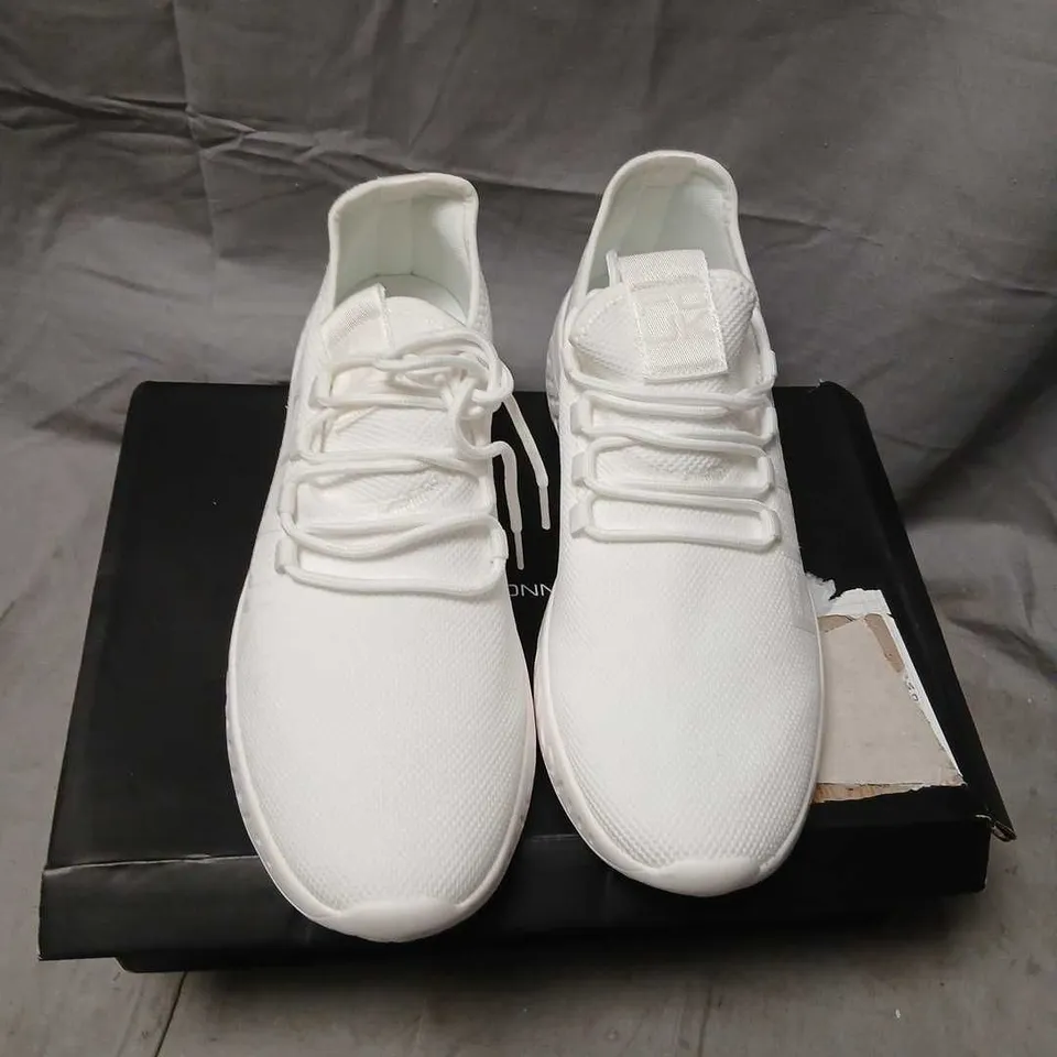 FRENCH CONNECTION WHITE KNIT TRAINERS – UK 11 (TFYOO)