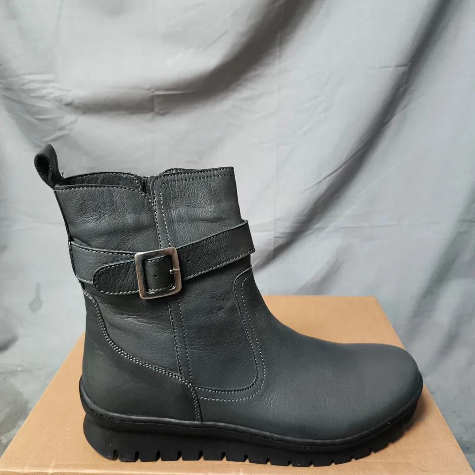 BOXED PAIR OF ADESSO LEATHER ANKLE BOOT WITH BUCKLE STRAP – GREY, WOMEN'S - SIZE 40