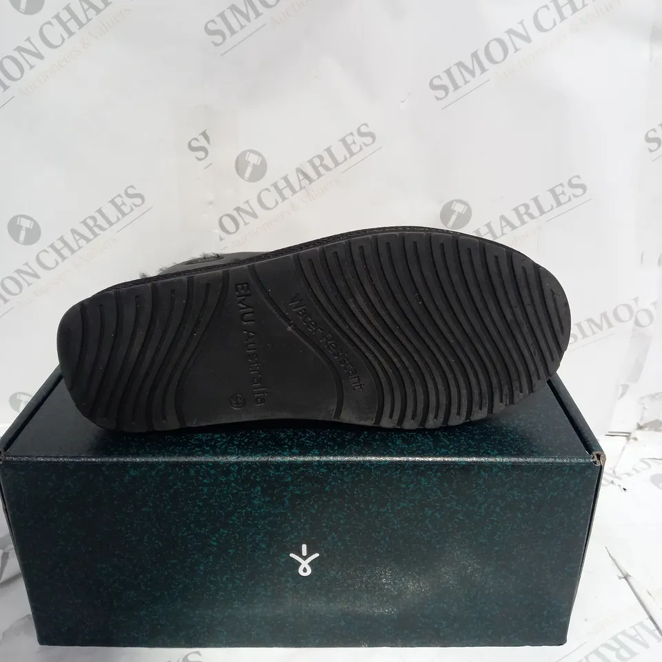 EMU AUSTRALIA BARWIN ZIP IN BLACK/NOIR SIZE 6