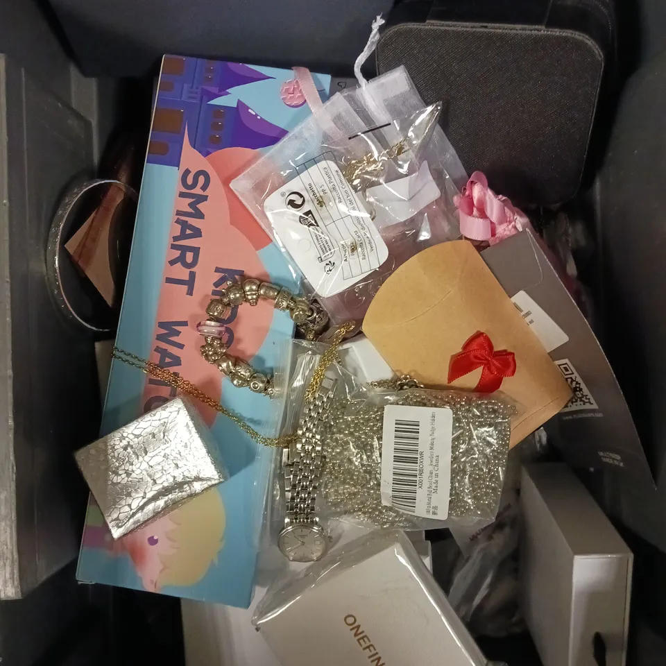 APPROXIMATELY 30 ASSORTED JEWELLERY PRODUCTS TO INCLUDE NECKLACES, APPLE WATCH STRAP, KIDS SMARTWATCH ETC 
