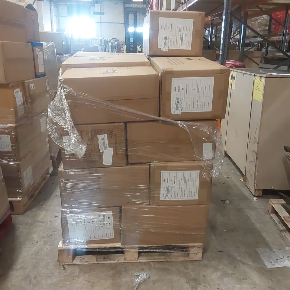 PALLET CONTAINING APPROXIMATELY 130x BRAND NEW ASSORTED DESIGNER CLOTHING ITEMS INCLUDING: SIMPLY BE JACKETS ECT