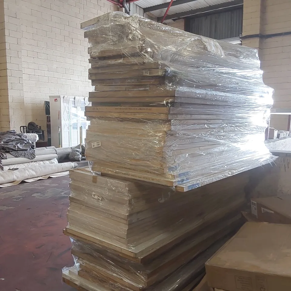 PALLET CONTAINING A VERY LARGE QUANTITY OF INTERNAL WOODEN DOORS 