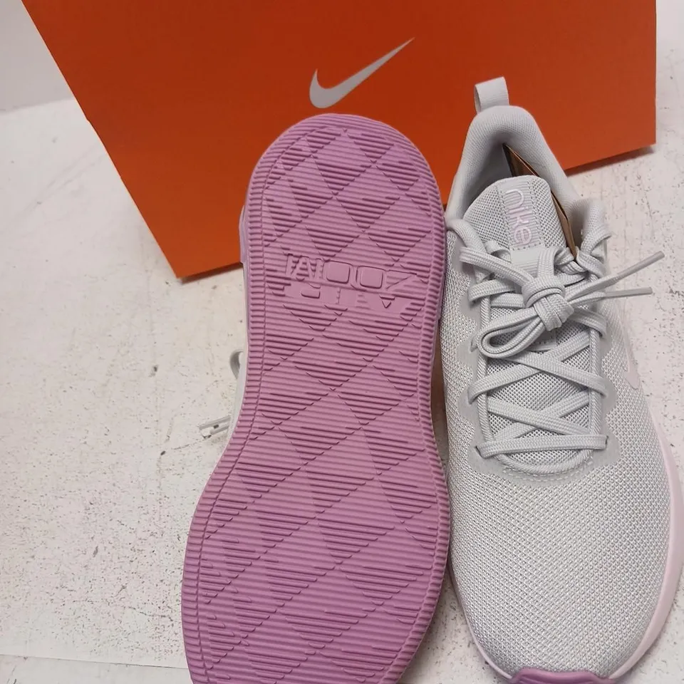 NIKE AIR ZOOM BELLA 7 WOMEN'S RUNNING SHOES – GREY WITH PINK