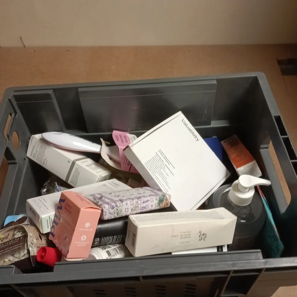 BOX OF APPROXIMATELY 10 ASSORTED BEAUTY PRODUCTS INCLUDING EILD CHERRY BLOSSOM DEODORANT REFILL, AMALFI COAST SOAP AND BEAUTY OF JAPAN RELIEF SUN SPF 50+