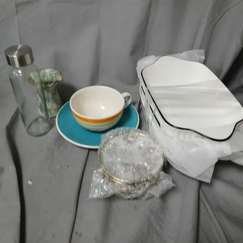 APPROXIMATELY 8 ASSORTED FRAGILE HOUSEHOLD ITEMS TO INCLUDE DISHES, SMALL PLATES, GLASS BOTTLE, ETC - COLLECTION ONLY