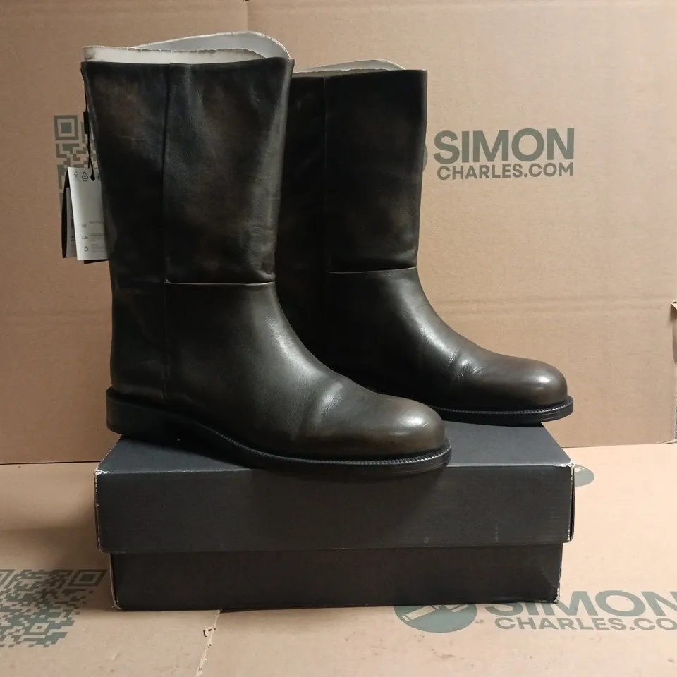 BOXED PAIR OF MASSIMO DUTTI ANKLE BOOTS IN BROWN SIZE UK 7