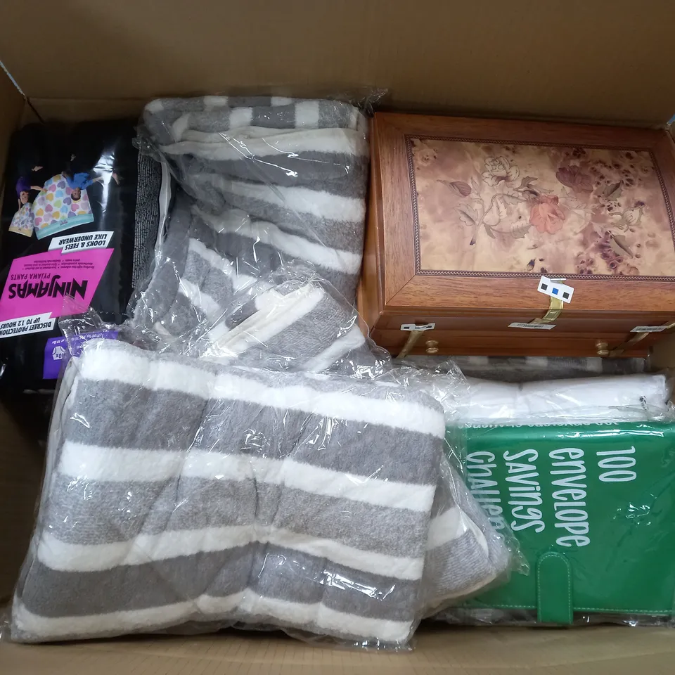 APROXIMATELY 5 ASSORTED HOUSEHOLD ITEMS TO INCLUDE PILLOWS , NAPPIES , TOWELS , ETC 
