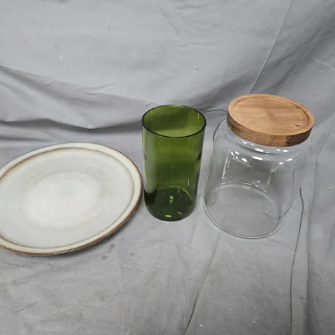 TOTE OF APPROXIMATELY 7 HOUSEHOLD POTTERY ITEMS TO INCLUDE A PLATE, GLASSES AND A GLASS STORAGE JAR