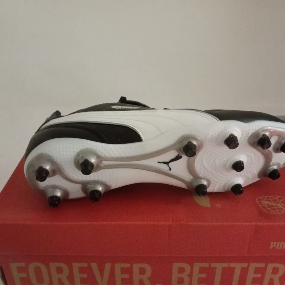 PUMA KING BLACK/WHITE FOOTBALL BOOT UK 9.5 BOXED