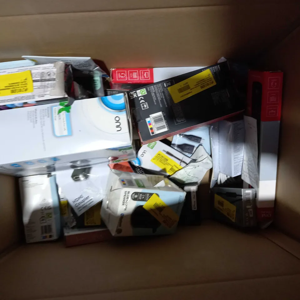 LOT OF APPROXIMATELY 30 ASSORTED ELECTRICAL ITEMS, TO INCLUDE EARPHONES, CHARGER, ETC